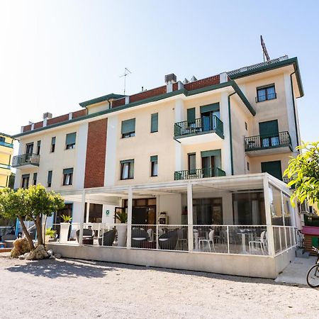 Hotel Regina Каорле Экстерьер фото